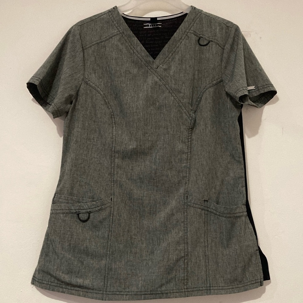 Elle Scrub Top. Excellent pre~loved condition. Super comfy with plenty o…